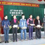 Trung tâm bồi dưỡng chính trị, Trung tâm văn hóa, Trung tâm dân số, Ngân hàng chính sách và Đài TT-TH Huyện tặng quà các hộ nghèo xã Ngọc Sơn